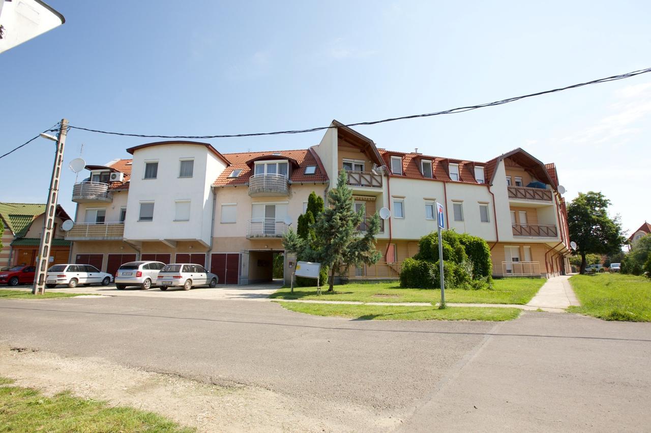 Zoli Apartmanok-Timi Koelcsey 34-36 Хайдусобосло Экстерьер фото