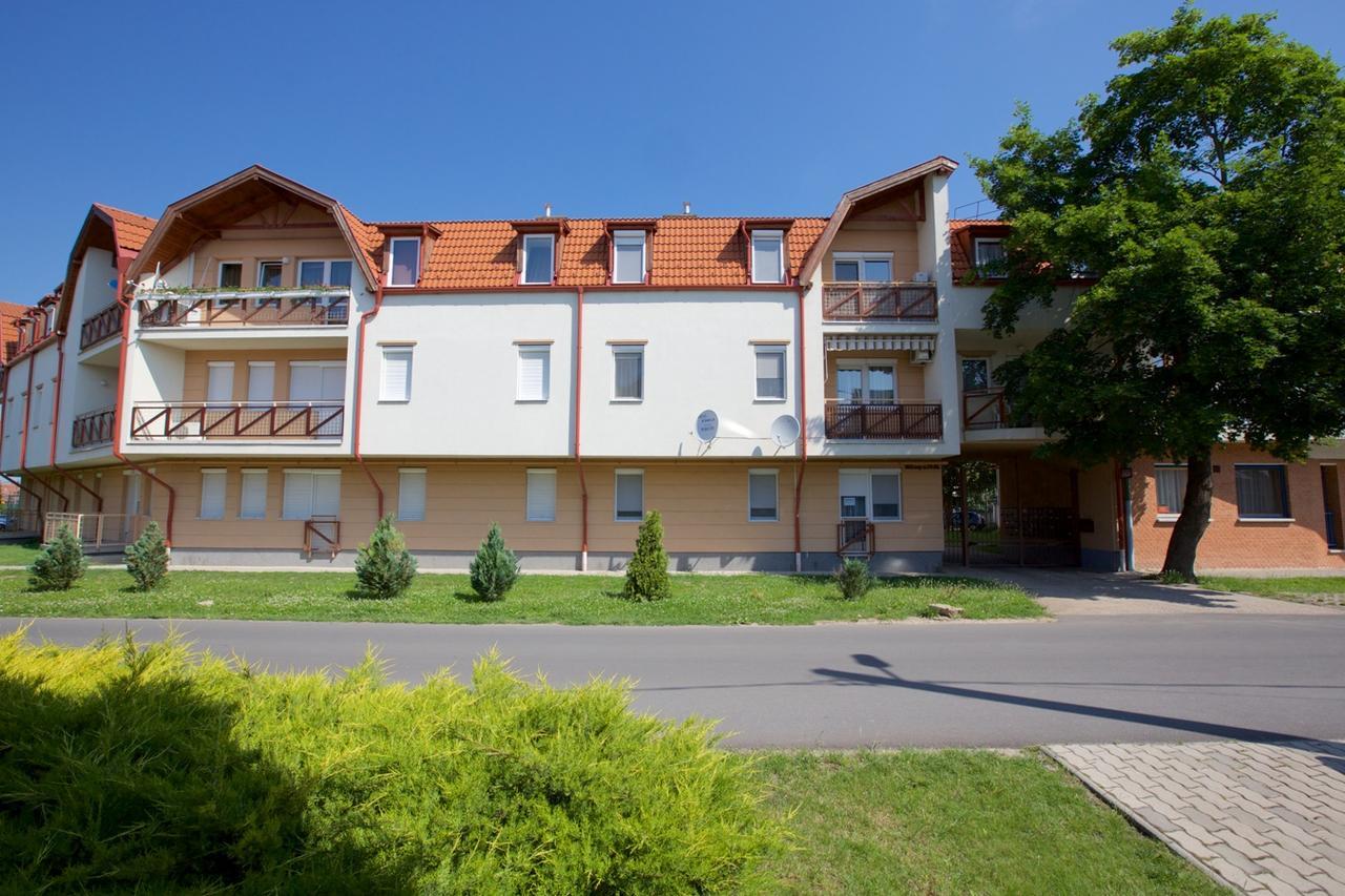 Zoli Apartmanok-Timi Koelcsey 34-36 Хайдусобосло Экстерьер фото